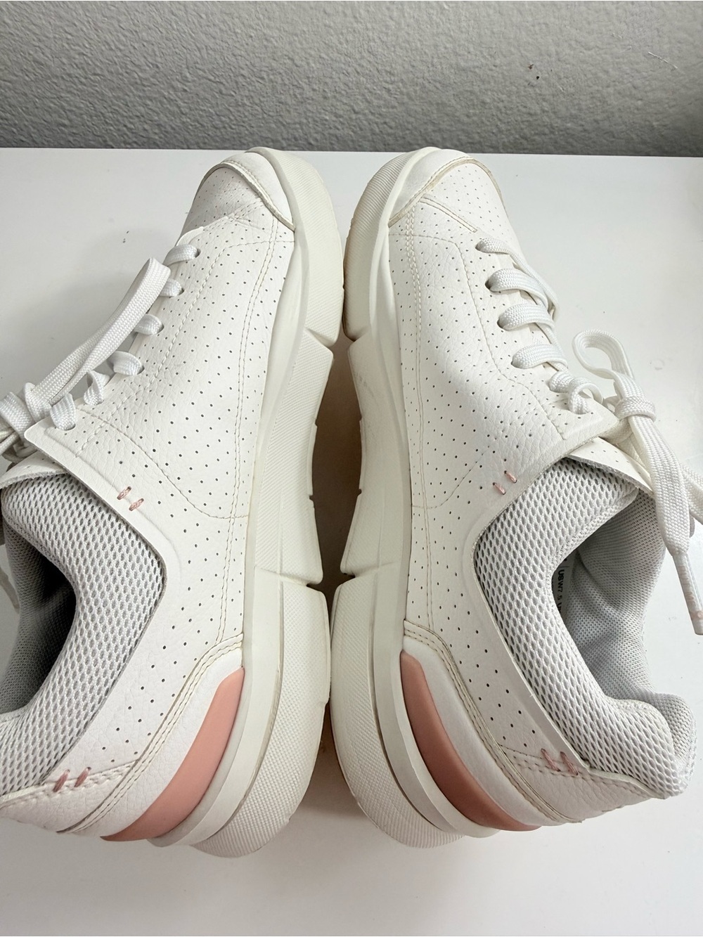 On the Roger centre court women size 7.5 white  Sneakers with Pink and Gold - Picture 6 of 8